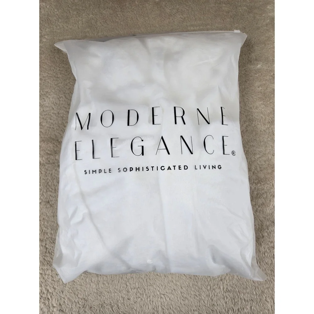 Moderne Elegance White Fleece Bathrobe Plush Belted Loungewear Spa Robe One Size